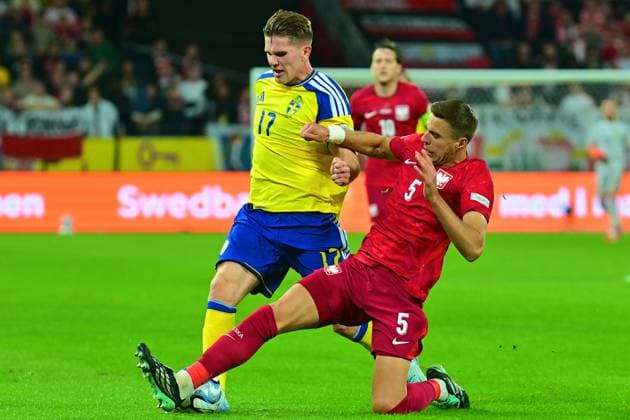 Strawberry Arena SOLNA, SWEDEN - SEPTEMBER 28: Viktor Gyokeres of Sweden and Jan Bednarek of Poland in a battle for the ball during the UEFA Nations League match between Sweden and Poland at Strawberry Arena on September 28, 2026 in Solna, Sweden. (Peter Sonander SPP) Copyright: xPeterxSonander SPPx Sportspressphoto_SPR241775
