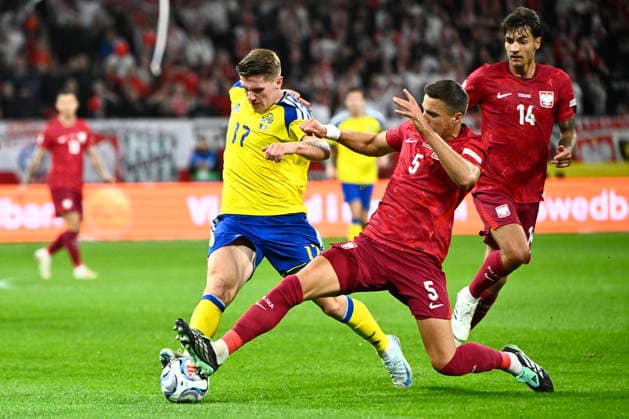 STOCKHOLM, SWEDEN 20260928 Sweden s Viktor Gyökeres (left) and Poland s Jan Bednarek during Monday s Nations League Group B4 soccer match between Sweden and Poland at Strawberry Arena in STOCKHOLM, SWEDEN x10080x  Copyright: xFredrikxSandberg TTx NATIONS LEAGUE SVERIGE-POLEN