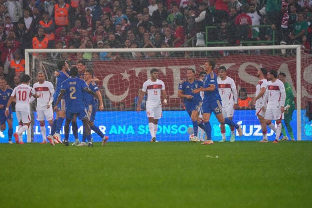 BURSA , TURKEY , SEPTEMBER 28 : Alessandro Bastoni (21)of Italy celebrates after scoring the first goal of his team with teammates during the UEFA Nations A League Group 1 match between Turkey and Italy at Bursa Crocodile Stadium on September 28, 2026 , in Bursa Turkey . ( Photo by Seskimphoto ) BURSA TURKEY BURSA TURKEY Copyright: xSeskimphotox Turkey-Italy-280926 (1)
