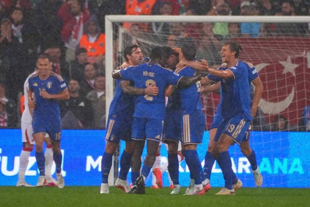 BURSA , TURKEY , SEPTEMBER 28 : Alessandro Bastoni (21)of Italy celebrates after scoring the first goal of his team with teammates during the UEFA Nations A League Group 1 match between Turkey and Italy at Bursa Crocodile Stadium on September 28, 2026 , in Bursa Turkey . ( Photo by Seskimphoto ) BURSA TURKEY BURSA TURKEY Copyright: xSeskimphotox Turkey-Italy-280926 (2)
