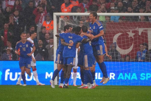 BURSA , TURKEY , SEPTEMBER 28 : Alessandro Bastoni (21)of Italy celebrates after scoring the first goal of his team with teammates during the UEFA Nations A League Group 1 match between Turkey and Italy at Bursa Crocodile Stadium on September 28, 2026 , in Bursa Turkey . ( Photo by Seskimphoto ) BURSA TURKEY BURSA TURKEY Copyright: xSeskimphotox Turkey-Italy-280926 (4)