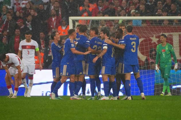 BURSA , TURKEY , SEPTEMBER 28 : Alessandro Bastoni (21)of Italy celebrates after scoring the first goal of his team with teammates during the UEFA Nations A League Group 1 match between Turkey and Italy at Bursa Crocodile Stadium on September 28, 2026 , in Bursa Turkey . ( Photo by Seskimphoto ) BURSA TURKEY BURSA TURKEY Copyright: xSeskimphotox Turkey-Italy-280926 (25)
