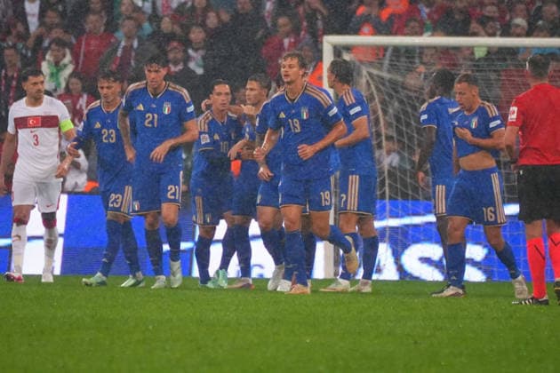 BURSA , TURKEY , SEPTEMBER 28 : Alessandro Bastoni (21)of Italy celebrates after scoring the first goal of his team with teammates during the UEFA Nations A League Group 1 match between Turkey and Italy at Bursa Crocodile Stadium on September 28, 2026 , in Bursa Turkey . ( Photo by Seskimphoto ) BURSA TURKEY BURSA TURKEY Copyright: xSeskimphotox Turkey-Italy-280926 (26)