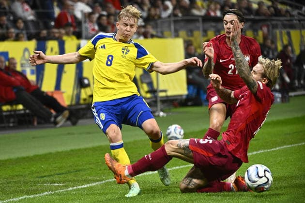 STOCKHOLM, SWEDEN 20260928 Sweden’s Daniel Svensson (left) and Poland’s Tymoteusz Puchacz (right) and Nicola Zalewski (center) during Monday’s Nations League Group B4 soccer match between Sweden and Poland at Strawberry Arena in STOCKHOLM, SWEDEN x10080x  Copyright: xFredrikxSandberg TTx NATIONS LEAGUE SVERIGE-POLEN