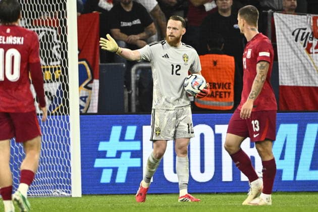 STOCKHOLM, SWEDEN 20260928 Sweden s goalkeeper Viktor Johansson makes a save during Monday s Nations League Group B4 soccer match between Sweden and Poland at Strawberry Arena, STOCKHOLM, SWEDEN x10080x  Copyright: xFredrikxSandberg TTx NATIONS LEAGUE SWEDEN-POLAND