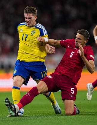 September 28, 2026: Viktor Gyökeres of Sweden and Jan Bednarek of Poland during the Nations League soccer match between Sweden and Poland on September 28, 2026 in Stockholm. Photo by Emma Wallskog, BILDBYRAN, code EW JM0857, bbeng, soccer, football, international match, Nations League, UEFA Nations League, Sweden, Sweden A, Poland Copyright: EMMAxWALLSKOG BB260928EW028