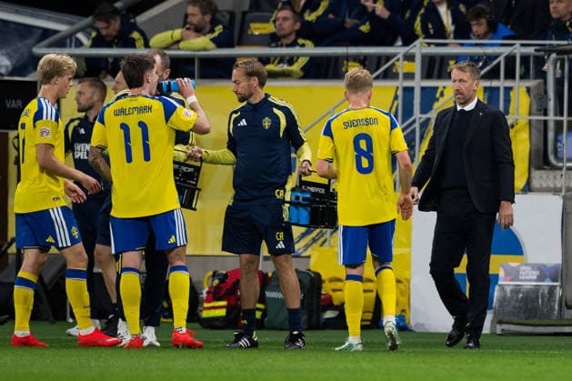 September 28, 2026: Daniel Svensson and head coach Graham Potter of Sweden during the Nations League soccer match between Sweden and Poland on September 28, 2026 in Stockholm. Photo by Jesper Zerman, BILDBYRAN, code JZ JM0857. bbeng soccer football soccer international match Nations League UEFA Nations League Sweden Sweden A Poland  Copyright: JESPERxZERMAN BB260928JZ020