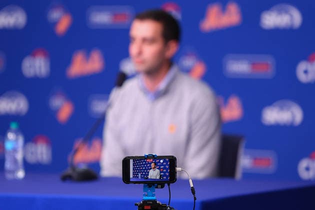 Mets David Stearns Year End press conference, PK, Pressekonferenz Zachary Weber, senior director of communications and publications for the New York Mets, is recorded on a mobile device during a press conference in the Shannon Forde Press Conference Room at Citi Field in Flushing, on September 28, 2026. Flushing, Queens N.Y. United States  Copyright: xGordonxDonovanx originalFilename:donovan-metsdavi260928_np6Rf.jpg