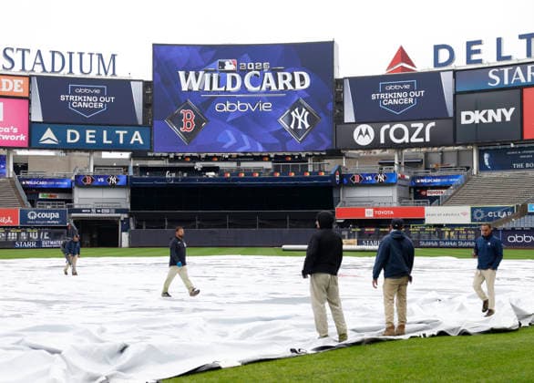 Grouds crew workers prepare to remove the tarp from the infield one day before the start of the MLB, Baseball Herren, USA American League Wild-Card Series where the Boston Red Sox will play the New York yankees at Yankee Stadium on Monday, September 28, 2026 in New York City.  NYP20260928108 JOHNxANGELILLO