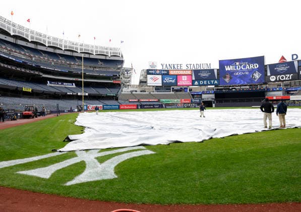 Grouds crew workers prepare to remove the tarp from the infield one day before the start of the MLB, Baseball Herren, USA American League Wild-Card Series where the Boston Red Sox will play the New York yankees at Yankee Stadium on Monday, September 28, 2026 in New York City.  NYP20260928109 JOHNxANGELILLO