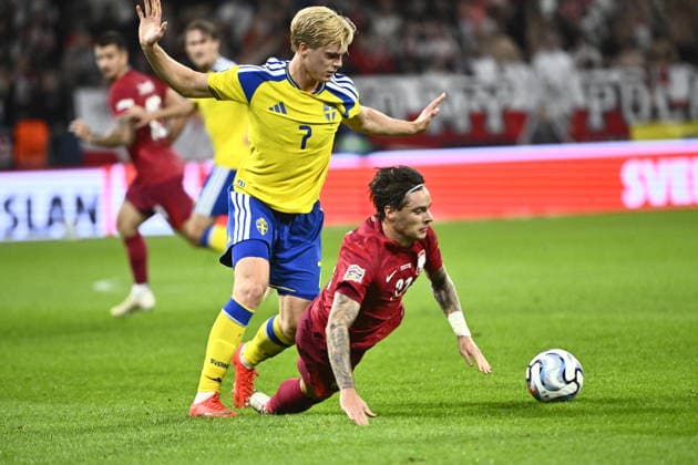 STOCKHOLM, SWEDEN 20260928 Sweden s Lucas Bergvall (left) and Poland s Nicola Zalewski during Monday s Nations League Group B4 soccer match between Sweden and Poland at Strawberry Arena, STOCKHOLM, SWEDEN x10080x  Copyright: xFredrikxSandberg TTx NATIONS LEAGUE SWEDEN-POLAND