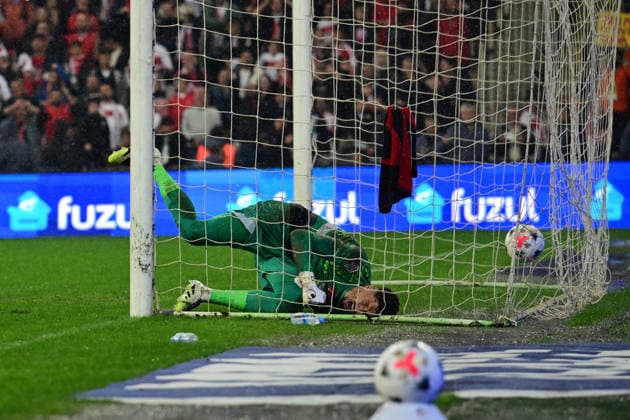 Turkiye v Italy - UEFA Nations League A BURSA, TURKIYE - SEPTEMBER 28: Turkish goalkeeper Altay Bayindir reacts after team Italy scores a goal during the UEFA Nations League A Group 1 match between Turkiye and Italy at Yuzuncu Yil Ataturk Stadium in Bursa, Turkiye on September 28, 2026. Serhat Cagdas Anadolu Bursa Turkey. Editorial use only. Please get in touch for any other usage.  Copyright: x2026xAnadoluxSerhatxCagdasx
