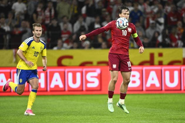STOCKHOLM, SWEDEN 20260928 Sweden s Benjamin Nygren (left) and Poland s captain Piotr Zielinski during Monday s Nations League Group B4 soccer match between Sweden and Poland at Strawberry Arena, STOCKHOLM, SWEDEN x10080x  Copyright: xFredrikxSandberg TTx NATIONS LEAGUE SVERIGE-POLEN