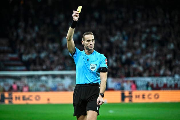 STOCKHOLM, SWEDEN 20260928 Spanish referee Javier Alberola Rojas shows a yellow card—a warning—during Monday’s Nations League Group B4 soccer match between Sweden and Poland at Strawberry Arena, STOCKHOLM, SWEDEN x10080x  Copyright: xFredrikxSandberg TTx NATIONS LEAGUE SVERIGE-POLEN
