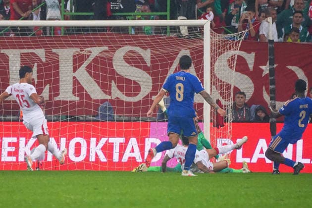 BURSA , TURKEY , SEPTEMBER 28 : Goalkeeper Altay Bayindir , Eren Elmali of Turkey and Michael Kayode (2) , Sandro Tonali of Italy during the UEFA Nations A League Group 1 match between Turkey and Italy at Bursa Crocodile Stadium on September 28, 2026 , in Bursa Turkey . ( Photo by Seskimphoto ) BURSA TURKEY BURSA TURKEY Copyright: xSeskimphotox Turkey-Italy-280926 (38)