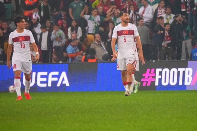 BURSA , TURKEY , SEPTEMBER 28 : Arda Guler (L) and Salih Ozcan (R) of Turkey during the UEFA Nations A League Group 1 match between Turkey and Italy at Bursa Crocodile Stadium on September 28, 2026 , in Bursa Turkey . ( Photo by Seskimphoto ) BURSA TURKEY BURSA TURKEY Copyright: xSeskimphotox Turkey-Italy-280926 (41)