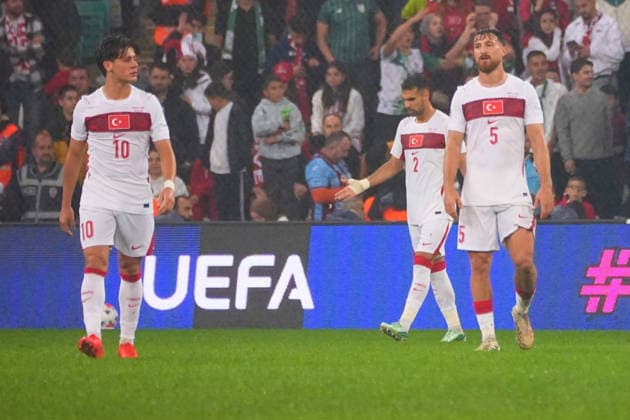 BURSA , TURKEY , SEPTEMBER 28 : Arda Guler (L) and Salih Ozcan (R) of Turkey during the UEFA Nations A League Group 1 match between Turkey and Italy at Bursa Crocodile Stadium on September 28, 2026 , in Bursa Turkey . ( Photo by Seskimphoto ) BURSA TURKEY BURSA TURKEY Copyright: xSeskimphotox Turkey-Italy-280926 (42)