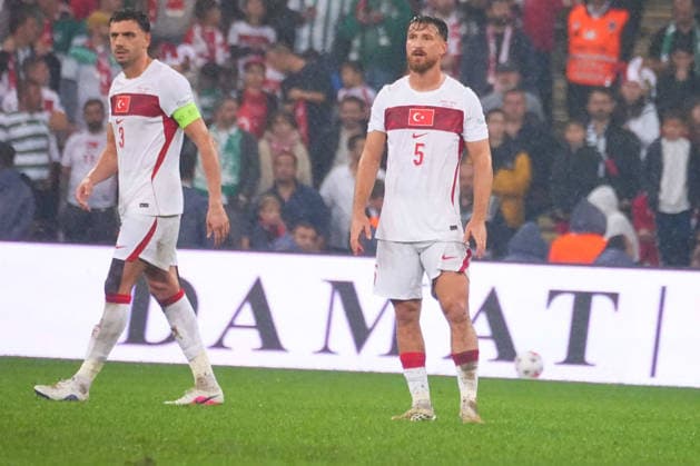 BURSA , TURKEY , SEPTEMBER 28 : Merih Demiral (L) and Salih Ozcan (R) of Turkey during the UEFA Nations A League Group 1 match between Turkey and Italy at Bursa Crocodile Stadium on September 28, 2026 , in Bursa Turkey . ( Photo by Seskimphoto ) BURSA TURKEY BURSA TURKEY Copyright: xSeskimphotox Turkey-Italy-280926 (44)