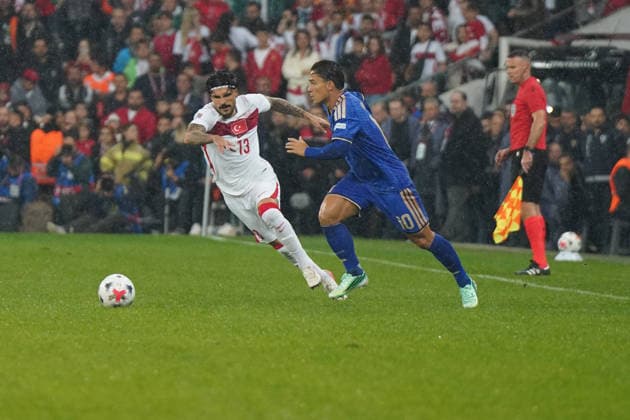 BURSA , TURKEY , SEPTEMBER 28 : Eren Elmali (L) of Turkey and Giacomo Raspadori (10) of Italy during the UEFA Nations A League Group 1 match between Turkey and Italy at Bursa Crocodile Stadium on September 28, 2026 , in Bursa Turkey . ( Photo by Seskimphoto ) BURSA TURKEY BURSA TURKEY Copyright: xSeskimphotox Turkey-Italy-280926 (45)