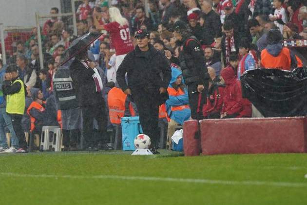 BURSA , TURKEY , SEPTEMBER 28 : Coach Vincenzo Montella of Turkey reacts during the UEFA Nations A League Group 1 match between Turkey and Italy at Bursa Crocodile Stadium on September 28, 2026 , in Bursa Turkey . ( Photo by Seskimphoto ) BURSA TURKEY BURSA TURKEY Copyright: xSeskimphotox Turkey-Italy-280926 (50)