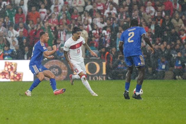 BURSA , TURKEY , SEPTEMBER 28 : Eren Elmali of Turkey and Davide Frattesi (L) , Michael Kayode (R) of Italy battle for the ball during the UEFA Nations A League Group 1 match between Turkey and Italy at Bursa Crocodile Stadium on September 28, 2026 , in Bursa Turkey . ( Photo by Seskimphoto ) BURSA TURKEY BURSA TURKEY Copyright: xSeskimphotox Turkey-Italy-280926 (54)