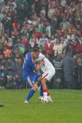 BURSA , TURKEY , SEPTEMBER 28 : Can Uzun of Turkey and Davide Frattesi (L) of Italy battle for the ball during the UEFA Nations A League Group 1 match between Turkey and Italy at Bursa Crocodile Stadium on September 28, 2026 , in Bursa Turkey . ( Photo by Seskimphoto ) BURSA TURKEY BURSA TURKEY Copyright: xSeskimphotox Turkey-Italy-280926 (55)