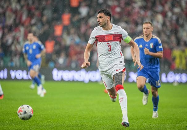Turkiye v Italy - UEFA Nations League A BURSA, TURKIYE - SEPTEMBER 28: Merih Demiral (3) of Turkiye in action during the UEFA Nations League A Group 1 match between Turkiye and Italy at Yuzuncu Yil Ataturk Stadium in Bursa, Turkiye on September 28, 2026. Sergen Sezgin Anadolu Bursa Turkey. Editorial use only. Please get in touch for any other usage.  Copyright: x2026xAnadoluxSergenxSezginx
