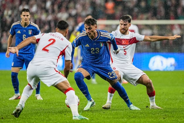Turkiye v Italy - UEFA Nations League A BURSA, TURKIYE - SEPTEMBER 28: Salih Ozcan (5) of Turkiye in action against Sebastiano Esposito (23) during the UEFA Nations League A Group 1 match between Turkiye and Italy at Yuzuncu Yil Ataturk Stadium in Bursa, Turkiye on September 28, 2026. Sergen Sezgin Anadolu Bursa Turkey. Editorial use only. Please get in touch for any other usage.  Copyright: x2026xAnadoluxSergenxSezginx