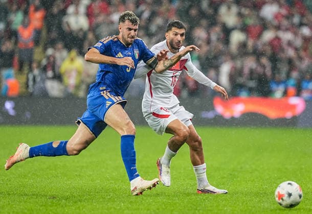 Turkiye v Italy - UEFA Nations League A BURSA, TURKIYE - SEPTEMBER 28: Oguz Aydin (R) of Turkiye in action against Matteo Ruggeri (L) during the UEFA Nations League A Group 1 match between Turkiye and Italy at Yuzuncu Yil Ataturk Stadium in Bursa, Turkiye on September 28, 2026. Sergen Sezgin Anadolu Bursa Turkey. Editorial use only. Please get in touch for any other usage.  Copyright: x2026xAnadoluxSergenxSezginx