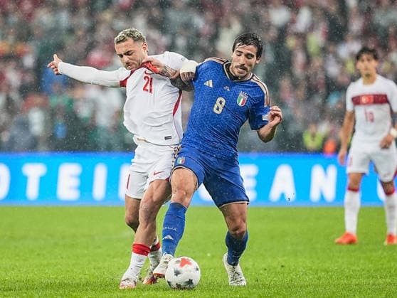 Turkiye v Italy - UEFA Nations League A BURSA, TURKIYE - SEPTEMBER 28: Baris Alper Yilmaz (21) of Turkiye in action against Sandro Tonali (8) during the UEFA Nations League A Group 1 match between Turkiye and Italy at Yuzuncu Yil Ataturk Stadium in Bursa, Turkiye on September 28, 2026. Sergen Sezgin Anadolu Bursa Turkey. Editorial use only. Please get in touch for any other usage.  Copyright: x2026xAnadoluxSergenxSezginx
