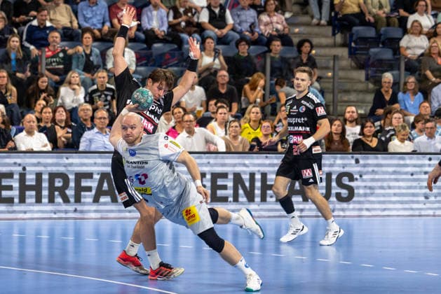 Peter Walz, ThSV Eisenach, No. 14 taking a shot from the circle (GER), HC Erlangen vs. ThSV Eisenach, Handball, Opel Handball Bundesliga, Matchday 6, 2026–2027 season, September 28, 2026, GER, HC Erlangen vs. ThSV Eisenach, Handball, Opel Handball Bundesliga, Matchday 6, 2026–2027 season, September 28, 2026, Nuremberg Copyright: xEibner-Pressefoto ArdanxFuessmanx EP_AFN