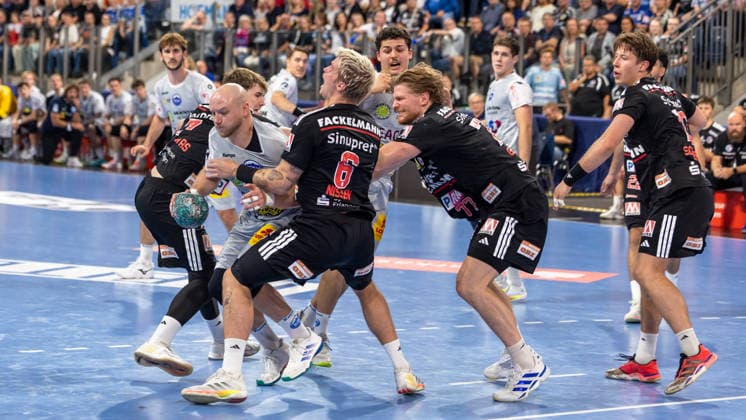 Peter Walz (ThSV Eisenach, 14) and Marek Nissen (HC Erlangen, 06) in a one-on-one battle; Maciej Gebala (HC Erlangen, 77 GER), HC Erlangen vs. ThSV Eisenach, Handball, Opel Handball Bundesliga, Matchday 6, 2026–2027 season, September 28, 2026, GER, HC Erlangen vs. ThSV Eisenach, Handball, Opel Handball Bundesliga, Matchday 6, 2026–2027 season, September 28, 2026, Nuremberg Copyright: xEibner-Pressefoto ArdanxFuessmanx EP_AFN