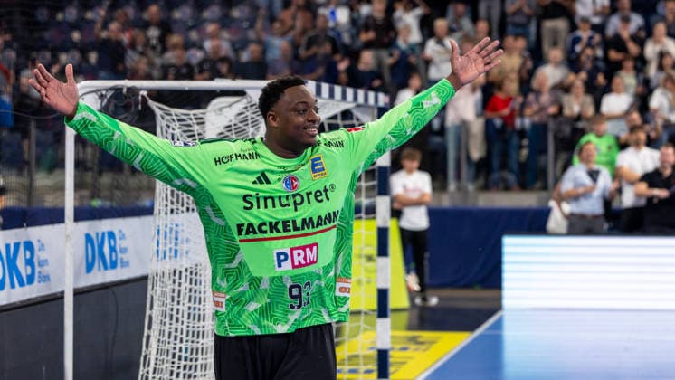 Celebrations at the end of the game following the victory, Rubens Pierre, HC Erlangen, 93 GER, HC Erlangen vs. ThSV Eisenach, Handball, Opel Handball Bundesliga, Matchday 6, 2026–2027 season, September 28, 2026 GER, HC Erlangen vs. ThSV Eisenach, Handball, Opel Handball Bundesliga, Matchday 6, 2026–2027 Season, September 28, 2026 Nuremberg Copyright: xEibner-Pressefoto ArdanxFuessmanx EP_AFN