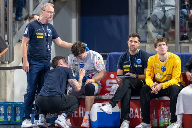 Injured on the bench: Tillmann Leu (ThSV Eisenach, 99), Maik Nowak (ThSV Eisenach, Sports Director GER), HC Erlangen vs. ThSV Eisenach, Handball, Opel Handball Bundesliga, Matchday 6, 2026–2027 season, September 28, 2026, GER, HC Erlangen vs. ThSV Eisenach, Handball, Opel Handball Bundesliga, Matchday 6, 2026–2027 season, September 28, 2026, Nuremberg Copyright: xEibner-Pressefoto ArdanxFuessmanx EP_AFN