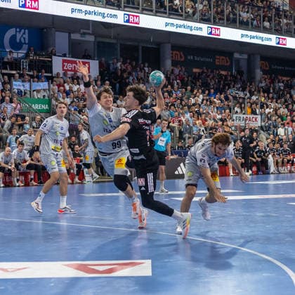 Tillmann Leu of ThSV Eisenach (99) tries to block Lucca Bialowa of HC Erlangen (37) GER, HC Erlangen vs. ThSV Eisenach, Handball, Opel Handball Bundesliga, Matchday 6, 2026–2027 Season, September 28, 2026 GER, HC Erlangen vs. ThSV Eisenach, Handball, Opel Handball Bundesliga, Matchday 6, 2026–2027 season, September 28, 2026 Nuremberg Copyright: xEibner-Pressefoto ArdanxFuessmanx EP_AFN