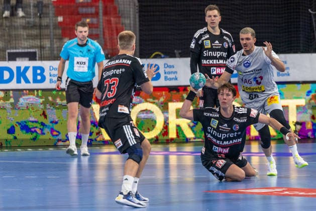 Ball recovery in the circle: Florian Scheerer (HC Erlangen), 10; Viggo Kristjansson (HC Erlangen), 73 (GER); HC Erlangen vs. ThSV Eisenach, Handball, Opel Handball Bundesliga, Matchday 6, 2026–2027 season, September 28, 2026 GER, HC Erlangen vs. ThSV Eisenach, Handball, Opel Handball Bundesliga, Matchday 6, 2026–2027 season, September 28, 2026 Nuremberg Copyright: xEibner-Pressefoto ArdanxFuessmanx EP_AFN