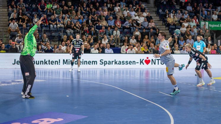 Felix Aellen (ThSV Eisenach), 22, taking a seven-meter throw against Rubens Pierre (HC Erlangen), 93 GER, HC Erlangen vs. ThSV Eisenach, Handball, Opel Handball Bundesliga, Matchday 6, 2026–2027 season, September 28, 2026 GER, HC Erlangen vs. ThSV Eisenach, Handball, Opel Handball Bundesliga, Matchday 6, 2026–2027 season, September 28, 2026 Nuremberg Copyright: xEibner-Pressefoto ArdanxFuessmanx EP_AFN