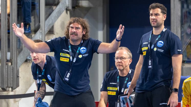 Sebastian Hinze of ThSV Eisenach, head coach, and Stanislaw Gorobtschuk of ThSV Eisenach, goalkeeper coach, are surprised by the decision: GER, HC Erlangen vs. ThSV Eisenach, handball, Opel Handball Bundesliga, Matchday 6, 2026–2027 season, September 28, 2026, GER, HC Erlangen vs. ThSV Eisenach, Handball, Opel Handball Bundesliga, Matchday 6, 2026–2027 season, September 28, 2026, Nuremberg Copyright: xEibner-Pressefoto ArdanxFuessmanx EP_AFN