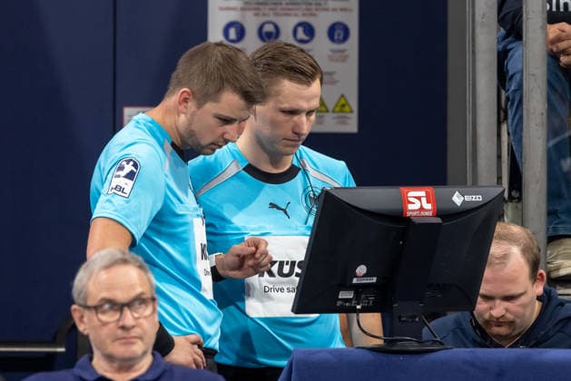 Review of the foul using video evidence by referees Leonard Bona and Malte Frank (GER), HC Erlangen vs. ThSV Eisenach, Handball, Opel Handball Bundesliga, Matchday 6, 2026–2027 season, September 28, 2026, GER, HC Erlangen vs. ThSV Eisenach, Handball, Opel Handball Bundesliga, Matchday 6, 2026–2027 season, September 28, 2026, Nuremberg Copyright: xEibner-Pressefoto ArdanxFuessmanx EP_AFN