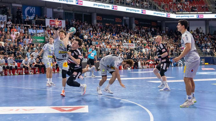 Lucca Bialowa (HC Erlangen), 37 on the throw; Tillmann Leu (ThSV Eisenach), 99 GER; HC Erlangen vs. ThSV Eisenach, Handball, Opel Handball Bundesliga, Matchday 6, 2026–2027 season, September 28, 2026 GER, HC Erlangen vs. ThSV Eisenach, Handball, Opel Handball Bundesliga, Matchday 6, 2026–2027 season, September 28, 2026 Nuremberg Copyright: xEibner-Pressefoto ArdanxFuessmanx EP_AFN