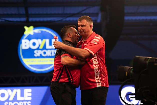 2026 BOYLE Sports World Grand Prix Jonny Clayton and Krzysztof Ratajski hug after their match during the 2026 Boyle Sports World Grand Prix at Mattioli Arena, Leicester, United Kingdom on 28 September 2026 Credit: Alex Young Every Second Media Editorial use only. All images are copyright Every Second Media Limited. No images may be reproduced without prior permission. Copyright: xIMAGO EveryxSecondxMediax ESM-2190-0035 AlexxYoungx xEveryxSecondxMediax