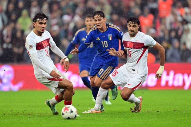 Turkiye v Italy - UEFA Nations League A BURSA, TURKIYE - SEPTEMBER 28: Can Uzun (L) of Turkiye in action against Giacomo Raspadori (10) of Italy during the UEFA Nations League A Group 1 match between Turkiye and Italy at Yuzuncu Yil Ataturk Stadium in Bursa, Turkiye on September 28, 2026. Serhat Cagdas Anadolu Bursa Turkey. Editorial use only. Please get in touch for any other usage.  Copyright: x2026xAnadoluxSerhatxCagdasx