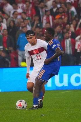 BURSA , TURKEY , SEPTEMBER 28 : Can Uzun of Turkey and Michael Kayode (R) of Italy battle for the ball during the UEFA Nations A League Group 1 match between Turkey and Italy at Bursa Crocodile Stadium on September 28, 2026 , in Bursa Turkey . ( Photo by Seskimphoto ) BURSA TURKEY BURSA TURKEY Copyright: xSeskimphotox Turkey-Italy-280926 (57)
