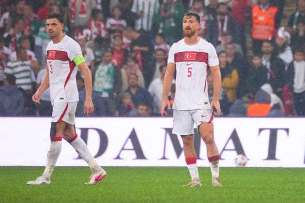 BURSA , TURKEY , SEPTEMBER 28 : Merih Demiral (L) and Salih Ozcan (R) of Turkey during the UEFA Nations A League Group 1 match between Turkey and Italy at Bursa Crocodile Stadium on September 28, 2026 , in Bursa Turkey . ( Photo by Seskimphoto ) BURSA TURKEY BURSA TURKEY Copyright: xSeskimphotox Turkey-Italy-280926 (69)
