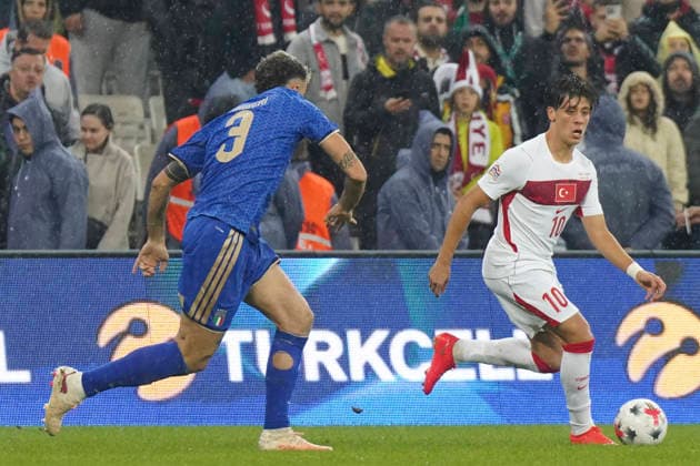 BURSA , TURKEY , SEPTEMBER 28 : Arda Guler (R) of Turkey and Matteo Ruggeri (L) of Italy battle for the ball during the UEFA Nations A League Group 1 match between Turkey and Italy at Bursa Crocodile Stadium on September 28, 2026 , in Bursa Turkey . ( Photo by Seskimphoto ) BURSA TURKEY BURSA TURKEY Copyright: xSeskimphotox Turkey-Italy-280926 (88)
