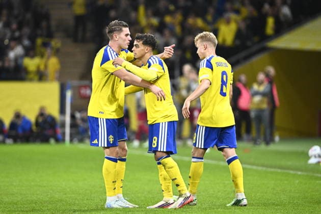 Sweden s Yasin Ayari scores the 2-1 goal and is congratulated by Viktor Gyökeres and Daniel Svensson during the UEFA Nations League Group B4 match between Sweden and Poland at Strawberry Arena in Stockholm, Sweden, on Sept. 28, 2026 STOCKHOLM SWEDEN x10080x  Copyright: xFredrikxSandberg TTx NATIONS LEAGUE SWEDEN-POLAND