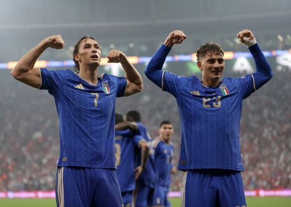 Turkiye v Italy - UEFA Nations League A BURSA, TURKIYE - SEPTEMBER 28: Francesco Pio Esposito (7) of Italy celebrates with teammates after scoring a goal during the UEFA Nations League A Group 1 match between Turkiye and Italy at Yuzuncu Yil Ataturk Stadium in Bursa, Turkiye on September 28, 2026. Ali Atmaca Anadolu Bursa Turkey. Editorial use only. Please get in touch for any other usage.  Copyright: x2026xAnadoluxAlixAtmacax