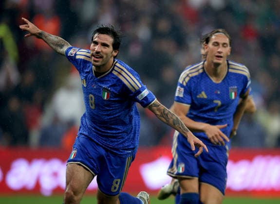 Turkiye v Italy - UEFA Nations League A BURSA, TURKIYE - SEPTEMBER 28: Francesco Pio Esposito (7) of Italy celebrates with teammates after scoring a goal during the UEFA Nations League A Group 1 match between Turkiye and Italy at Yuzuncu Yil Ataturk Stadium in Bursa, Turkiye on September 28, 2026. Ali Atmaca Anadolu Bursa Turkey. Editorial use only. Please get in touch for any other usage.  Copyright: x2026xAnadoluxAlixAtmacax