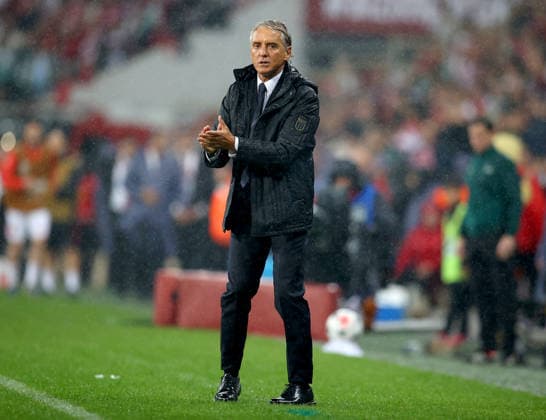Turkiye v Italy - UEFA Nations League A BURSA, TURKIYE - SEPTEMBER 28: Italy head coach Roberto Mancini gives tactical instructions to his players on the touchline during the UEFA Nations League A Group 1 match between Turkiye and Italy at Yuzuncu Yil Ataturk Stadium in Bursa, Turkiye on September 28, 2026. Ali Atmaca Anadolu Bursa Turkey. Editorial use only. Please get in touch for any other usage.  Copyright: x2026xAnadoluxAlixAtmacax