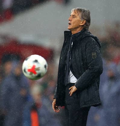 Turkiye v Italy - UEFA Nations League A BURSA, TURKIYE - SEPTEMBER 28: Italy head coach Roberto Mancini gives tactical instructions to his players on the touchline during the UEFA Nations League A Group 1 match between Turkiye and Italy at Yuzuncu Yil Ataturk Stadium in Bursa, Turkiye on September 28, 2026. Ali Atmaca Anadolu Bursa Turkey. Editorial use only. Please get in touch for any other usage.  Copyright: x2026xAnadoluxAlixAtmacax